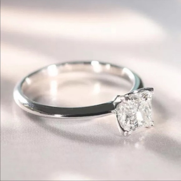 2 CARAT 18K WHITE GOLD PRINCESS CUT RING, CUTE RING, SHINY RING. - Picture 4 of 4